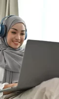 20230715060303_[fpdl.in]_muslim-woman-wearing-hijab-headphones-watching-movie-laptop_67155-23464_largecompressed